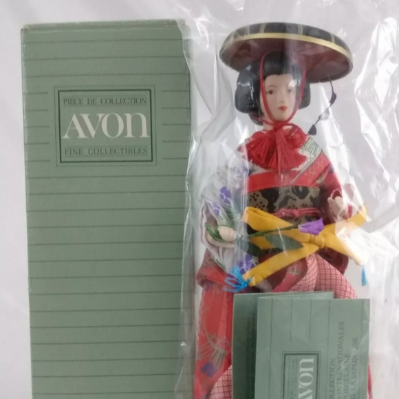 Avon International Porcelain Doll Masako 1991 - Picture 6 of 8